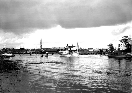 Sjöstaden Karlstad – Tynäsbåten stävar ut från inre hamn 1905