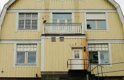 Fönsterbyte på Graninge Värdshus. Ett originalfönster kvar att byta ut. Gissa vilket?